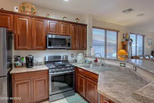 542 W Astruc Dr, Green Valley, AZ 85614 - Photo 9