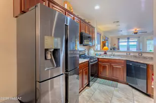 542 W Astruc Dr, Green Valley, AZ 85614 - Photo 9