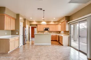 8371 N Amber Burst Dr, Tucson, AZ 85743 - Photo 7