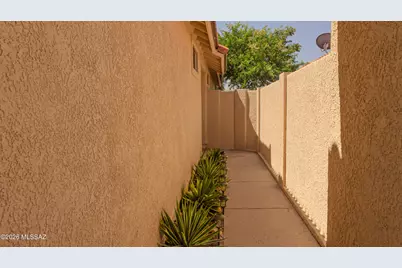 310 E Highcourte Lane, Tucson, AZ 85737 - Photo 3