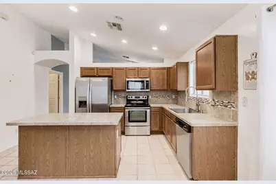 8509 E Sarnoff Ridge Loop, Tucson, AZ 85710 - Photo 13
