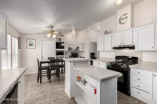 2854 E Cottonwood Club Ln, Tucson, AZ 85706 - Photo 11