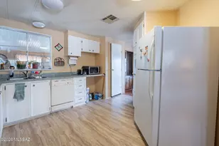 240 W Cumaro Dr, Green Valley, AZ 85614 - Photo 9