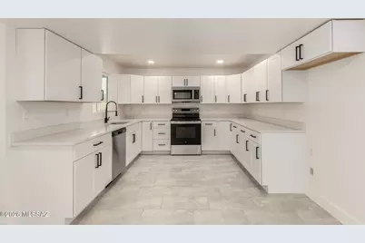 9035 E Berkshire Circle E, Tucson, AZ 85710 - Photo 15