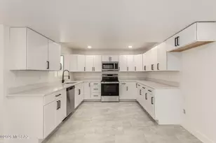 9035 E Berkshire Circle E, Tucson, AZ 85710 - Photo 15