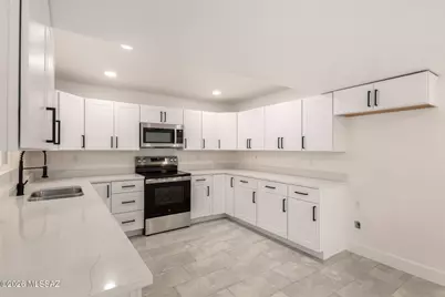 9035 E Berkshire Circle E, Tucson, AZ 85710 - Photo 17