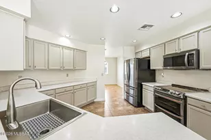 814 W Belltower Dr, Green Valley, AZ 85614 - Photo 17