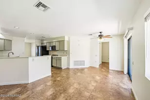 814 W Belltower Dr, Green Valley, AZ 85614 - Photo 13