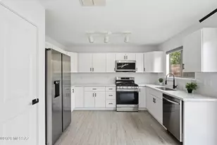 690 W Desert Blossom Dr, Green Valley, AZ 85614 - Photo 13