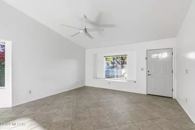 9960 N Roxbury Drive, Oro Valley, AZ 85737 - Photo 3