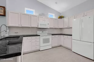 7515 W Suncatcher Dr, Tucson, AZ 85743 - Photo 13