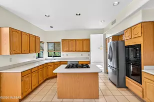 10881 N Canada Hills Ct, Tucson, AZ 85737 - Photo 7