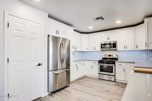 694 W Amber Sun Dr, Green Valley, AZ 85614 - Photo 13