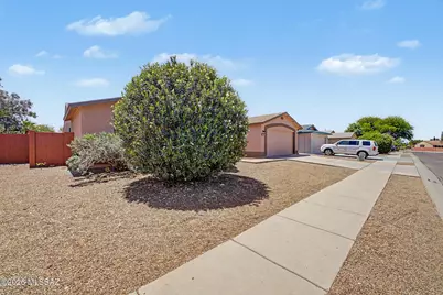 10008 E Moonstruck Way, Tucson, AZ 85747 - Photo 3