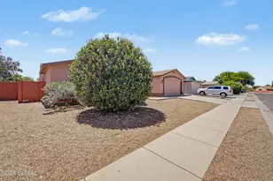 10008 E Moonstruck Way, Tucson, AZ 85747 - Photo 3