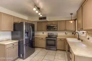 8437 E Rolling Ridge St, Tucson, AZ 85710 - Photo 11