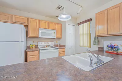 920 W Calle De La Pelotita, Green Valley, AZ 85614 - Photo 11