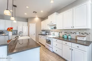 2445 E Sky Creek Dr, Green Valley, AZ 85614 - Photo 17