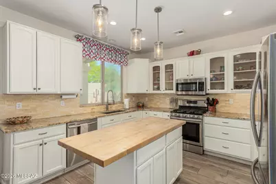 1382 W Sundial Place, Oro Valley, AZ 85737 - Photo 1