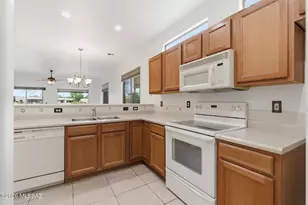 860 W Calle De La Pelotita, Green Valley, AZ 85614 - Photo 5