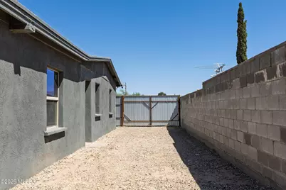 802 E Silverlake Road, Tucson, AZ 85713 - Photo 3