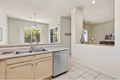 297 N Crescent Bell Drive, Green Valley, AZ 85614 - Photo 11