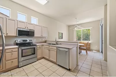297 N Crescent Bell Drive, Green Valley, AZ 85614 - Photo 9