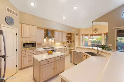 11556 N Via De La Verbenita, Oro Valley, AZ 85737 - Photo 9