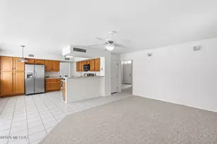 10060 N Pitchingwedge Ln, Tucson, AZ 85737 - Photo 7