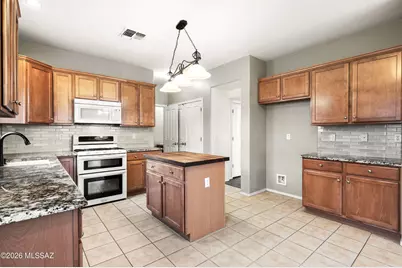 11862 W Fontenelle Drive, Marana, AZ 85653 - Photo 9