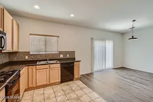 8437 W Green Kingfisher Ln, Tucson, AZ 85757 - Photo 7