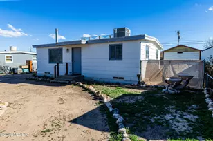 104 E Apache St, Huachuca City, AZ 85616 - Photo 3
