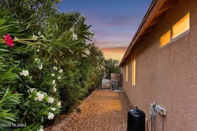 1402 N Thunder Ridge Drive, Tucson, AZ 85745 - Photo 7