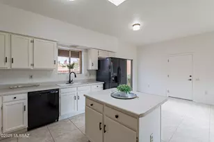 1594 W Calle Hacienda, Green Valley, AZ 85622 - Photo 11
