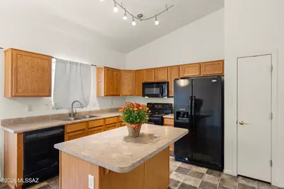 15064 S Theodore Roosevelt Way, Sahuarita, AZ 85629 - Photo 9