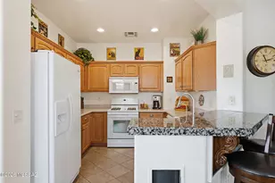 550 W Astruc Dr, Green Valley, AZ 85614 - Photo 13
