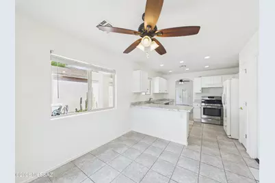 10096 Desert Valley Place, Tucson, AZ 85747 - Photo 11