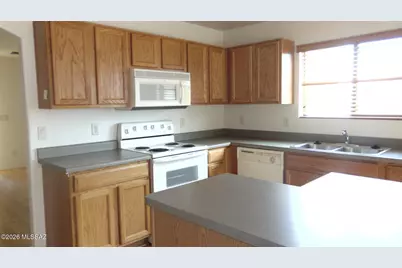 747 W Flaming Arrow Drive, Green Valley, AZ 85614 - Photo 3