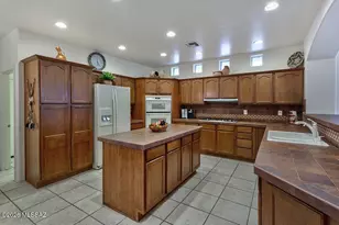 2296 E Spurwind Ln, Green Valley, AZ 85614 - Photo 9