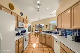 11167 N Desert Flower Dr, Tucson, AZ 85737 - Photo 13
