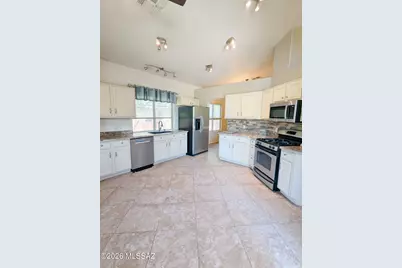11122 N Desert Flower Drive, Tucson, AZ 85737 - Photo 9