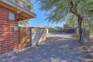 402 E Yavapai Rd, Tucson, AZ 85705 - Photo 15