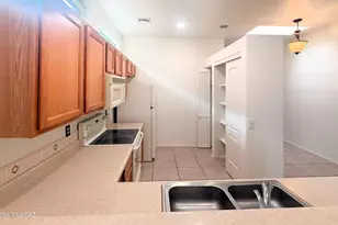 860 W Calle De La Pelotita, Green Valley, AZ 85614 - Photo 9