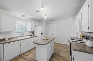 4577 Castlewood Ln, Niceville, FL 32578 - Photo 15