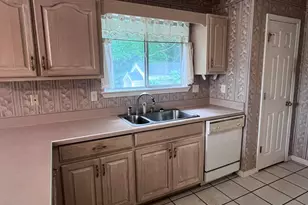395 Lake Holley Cir, Defuniak Springs, FL 32433 - Photo 3