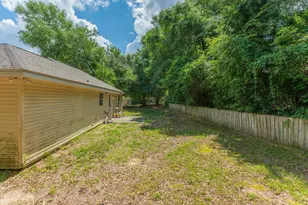 328 Lakeview Dr, Crestview, FL 32536 - Photo 5