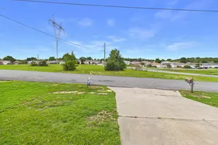 105 Aqua Dr, Crestview, FL 32536 - Photo 3