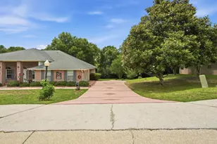 2612 Paddock Cir, Crestview, FL 32536 - Photo 9
