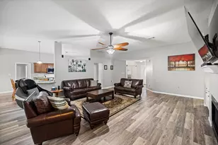 2652 Paddock Cir, Crestview, FL 32536 - Photo 15