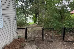 827 Squirrel Rd, Defuniak Springs, FL 32433 - Photo 17